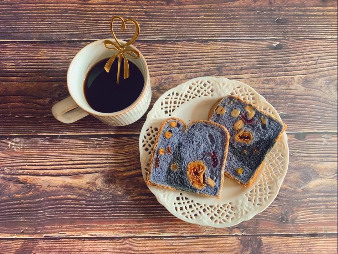 星空吐司致敬梵高经典手揉蝶豆花粉版坚果面包颜控