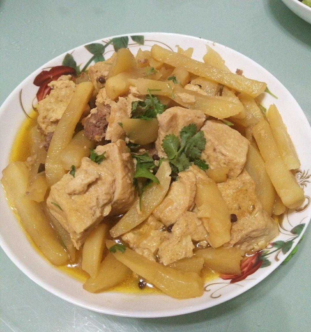 土豆烧冻豆腐（简单美味零难度）