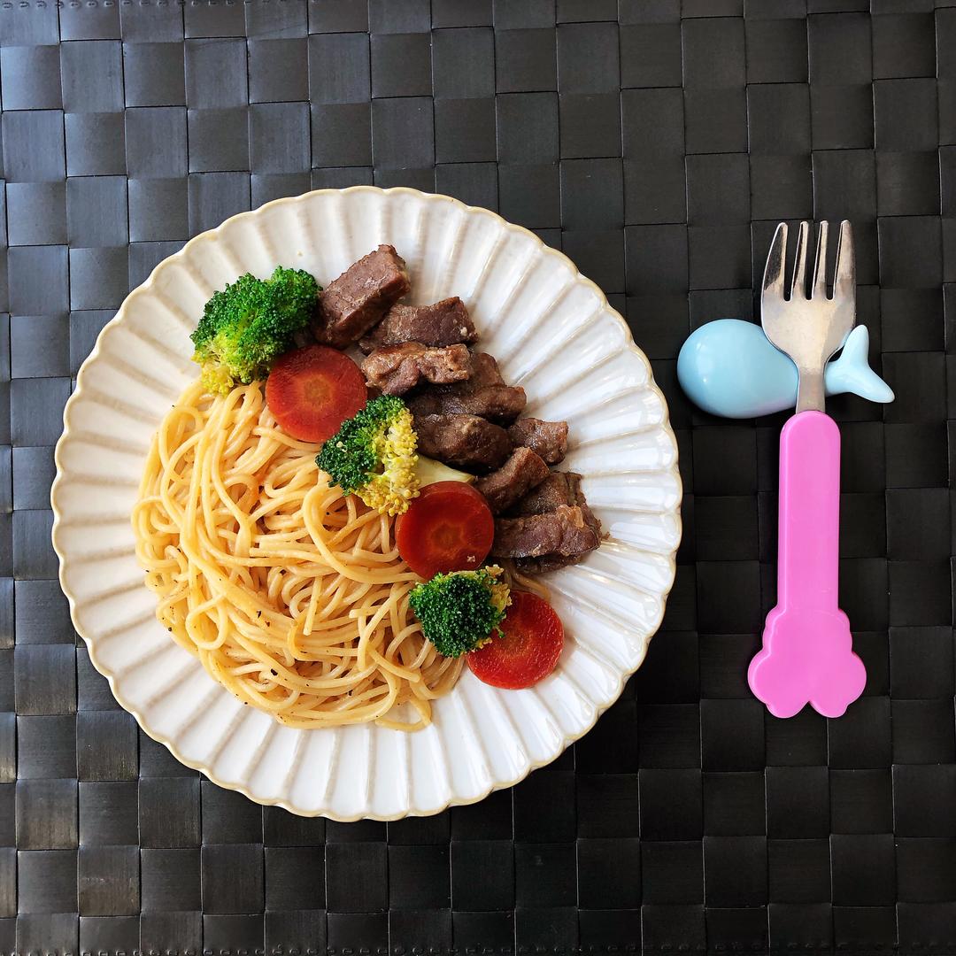 超快手的奶香黑胡椒牛排意面的做法