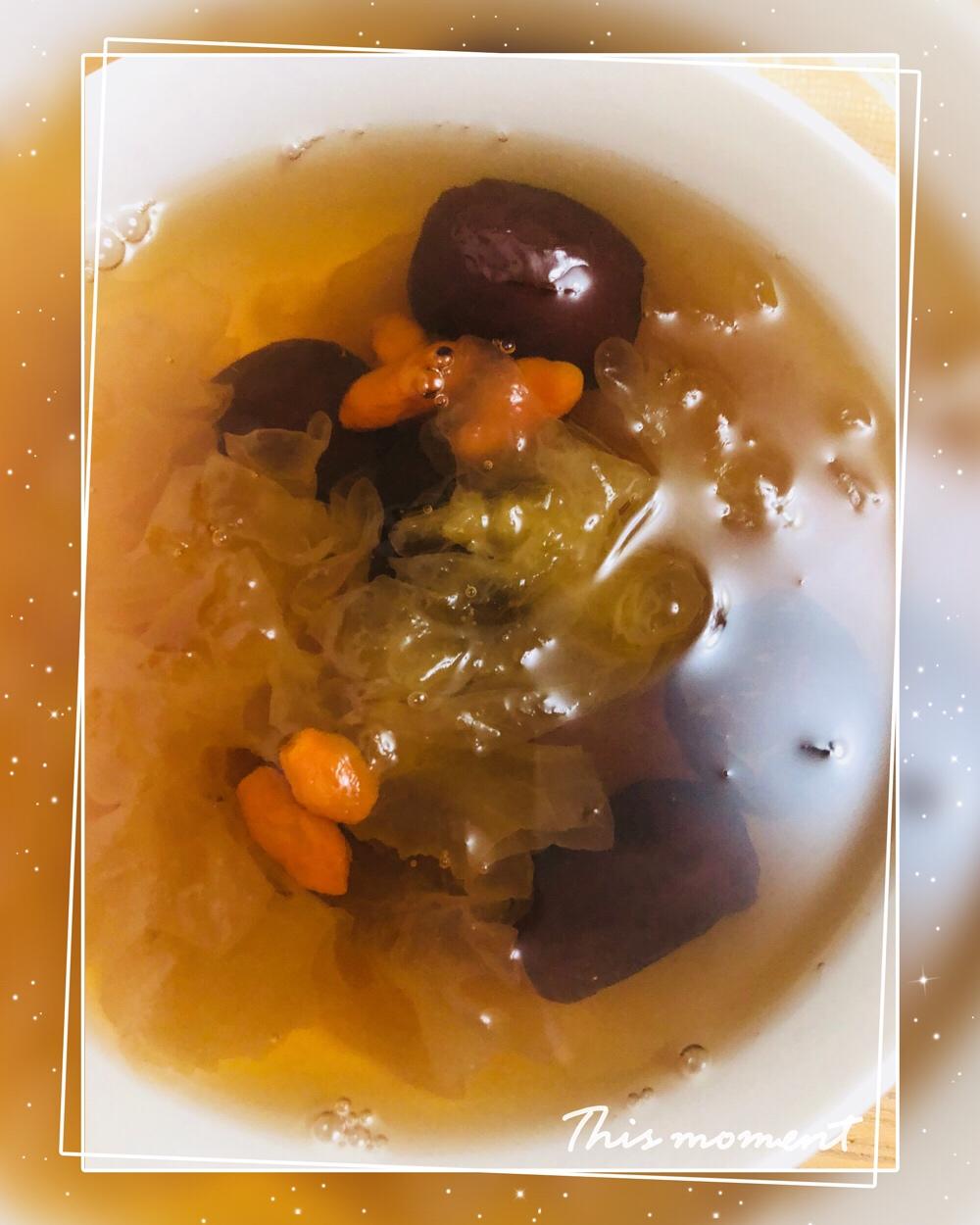 冰糖银耳红枣汤