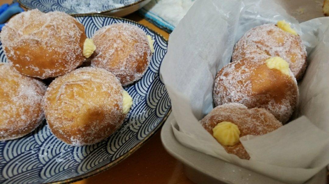 好吃到哭泣的甜甜圈VANILLA CREAM-FILLED DOUGHNUTS