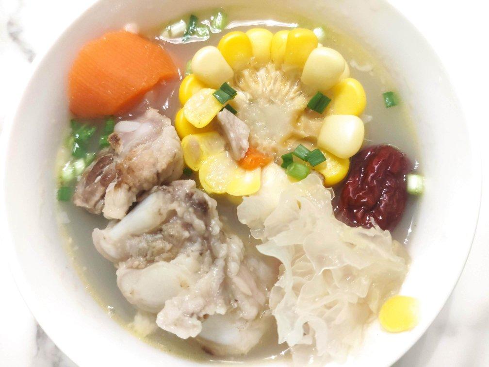 滋补养生 —— 玉米胡萝卜清炖排骨汤🌽