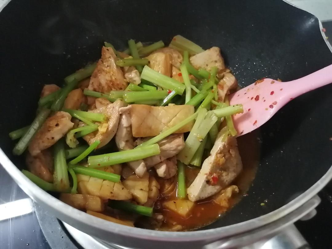 杏鲍菇豆腐炒芹菜的做法 步骤9