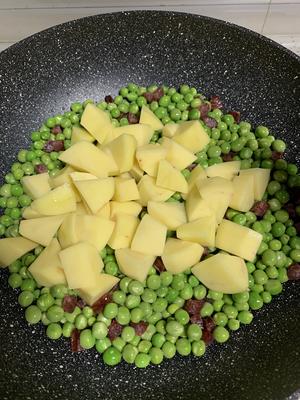 香喷喷滴😋“香肠豌豆洋芋焖饭”的做法 步骤8