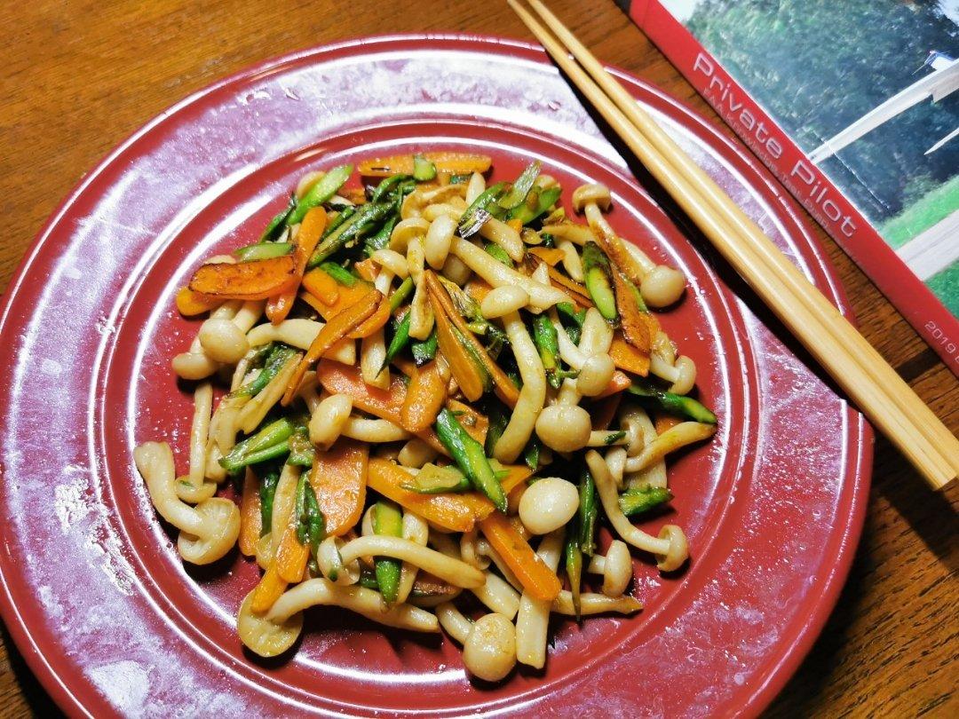 芦笋炒蘑菇