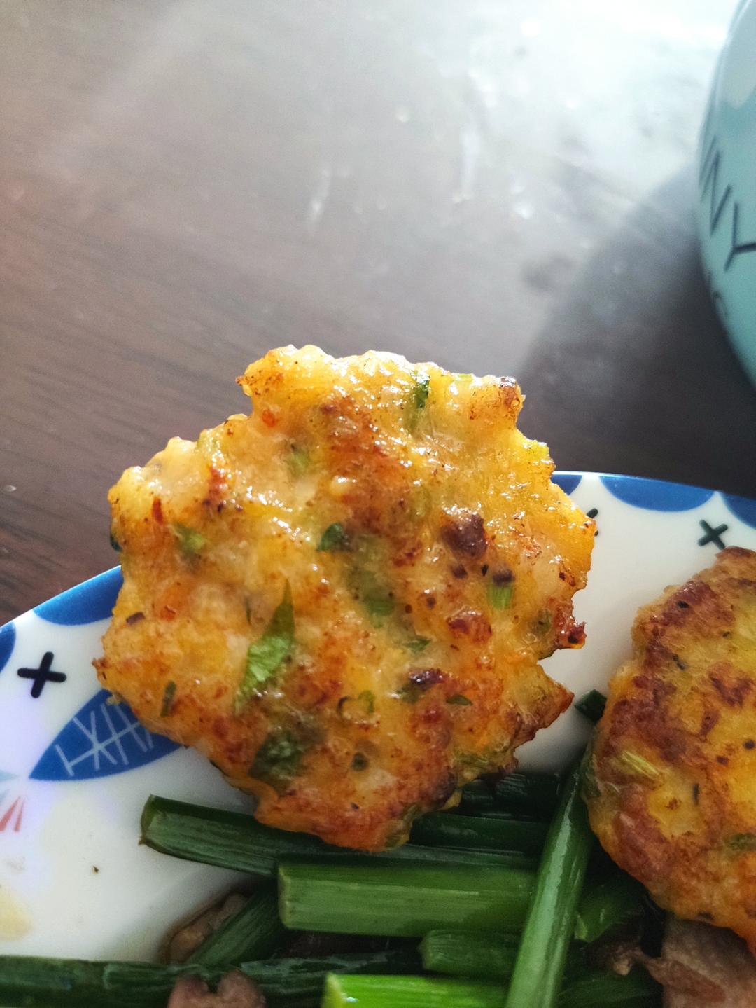 酥酥脆脆外焦里嫩～十分钟做出宝宝也超喜欢吃的虾仁饼😋