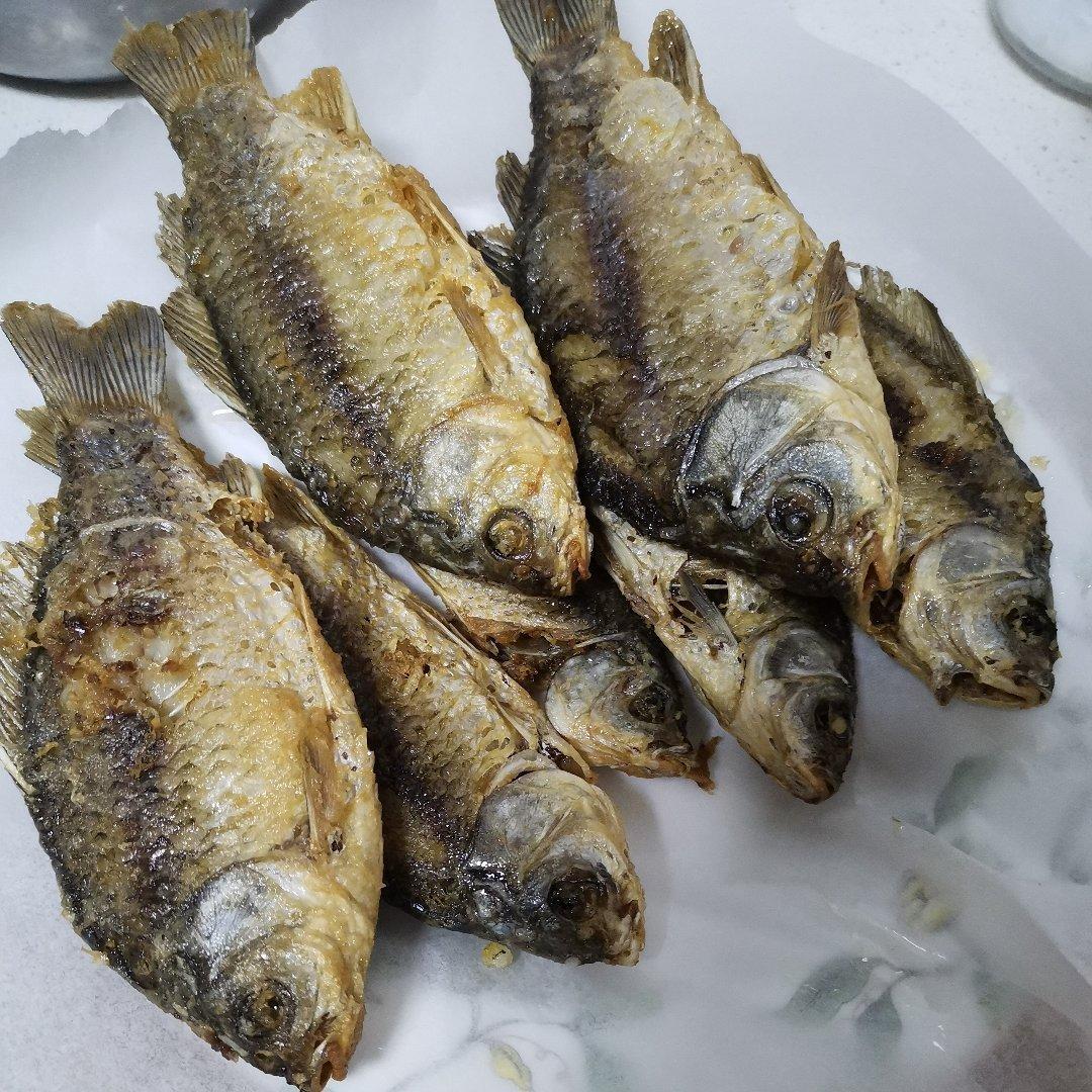 酥炸小鲫鱼