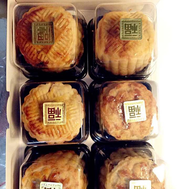 广式蛋黄莲蓉月饼