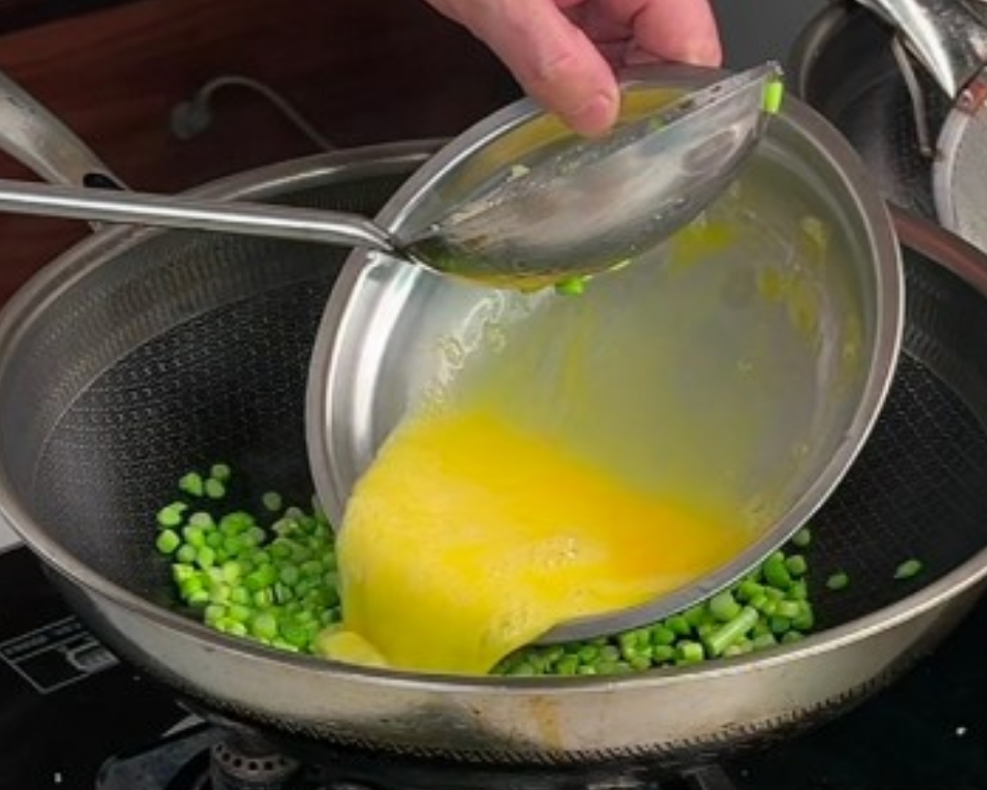 蒜苔炒鸡蛋的做法 步骤8
