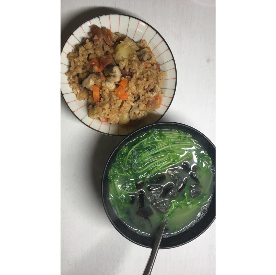 香菇腊肠土豆焖饭