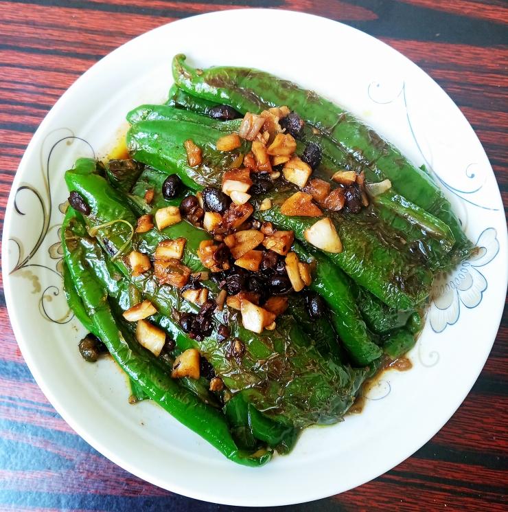 豆豉大蒜青椒的完美结合.香辣开胃.简直就是一道下饭神器！的做法
