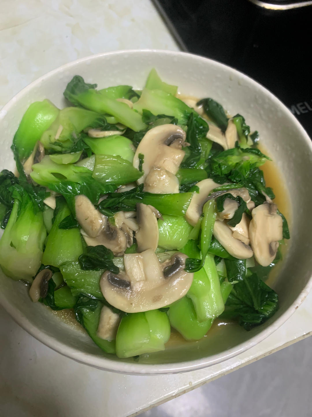 鲜美的口蘑炒青菜