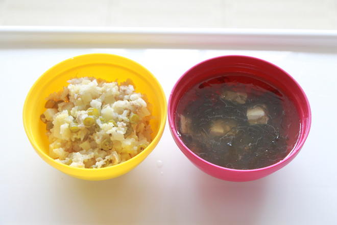 苏蒂宝宝餐：四季豆肉末焖饭+紫菜豆腐汤的做法