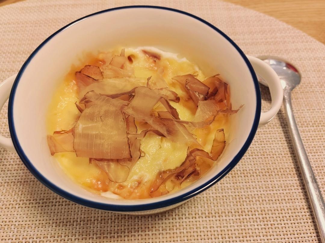 只需摆好材料去微波！惊艳全家的早餐端上桌：香肠奶酪烘蛋