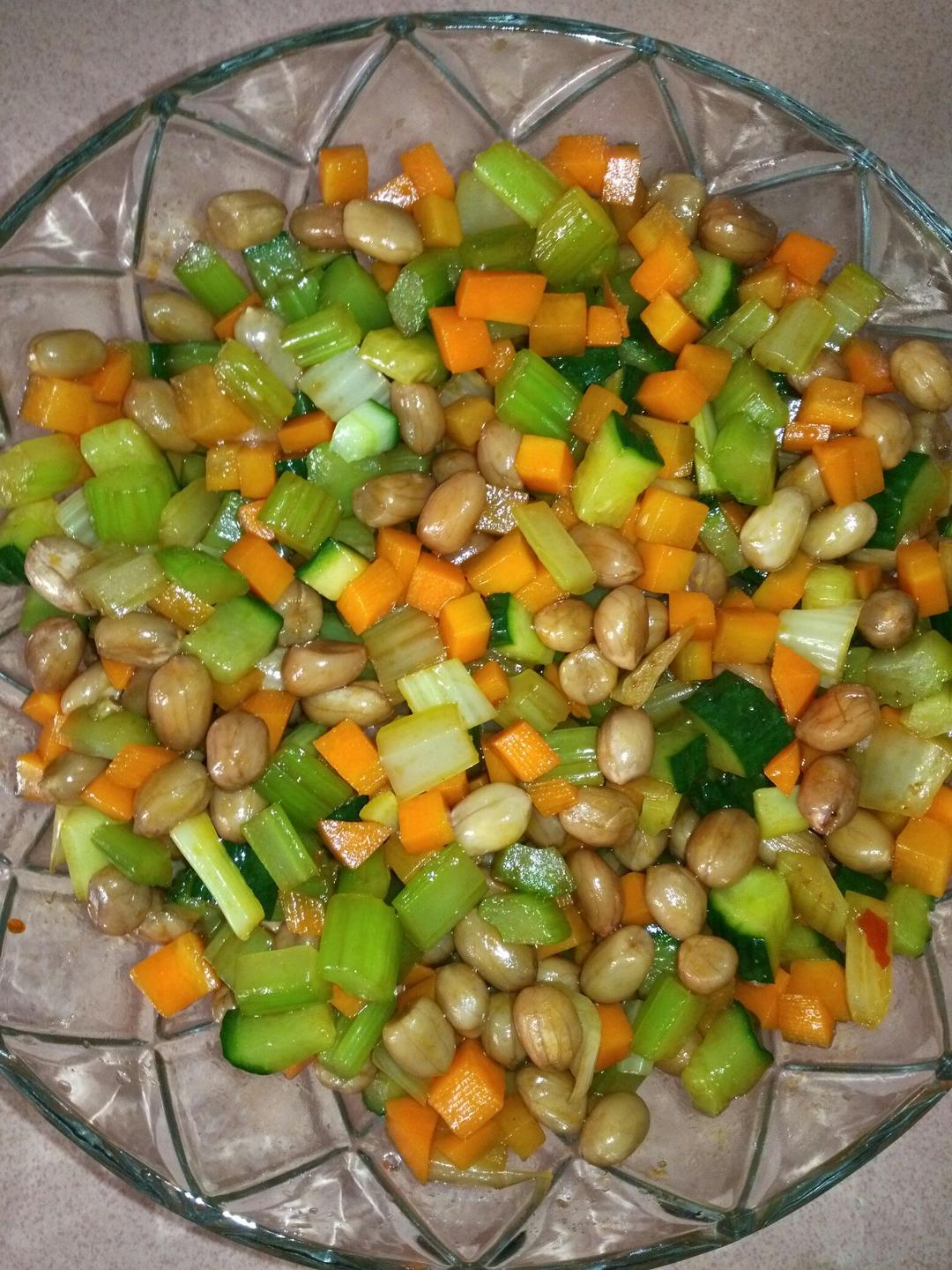 凉拌芹菜花生米胡萝卜