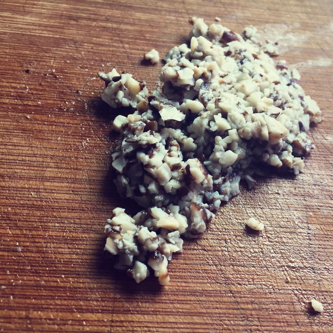 猪肉木耳胡萝卜蘑菇萝卜叶饺子的做法 步骤3