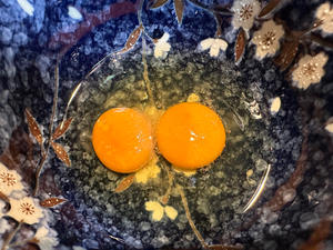 夏季美味减脂汤：番茄蚕豆米鸡蛋汤的做法 步骤1