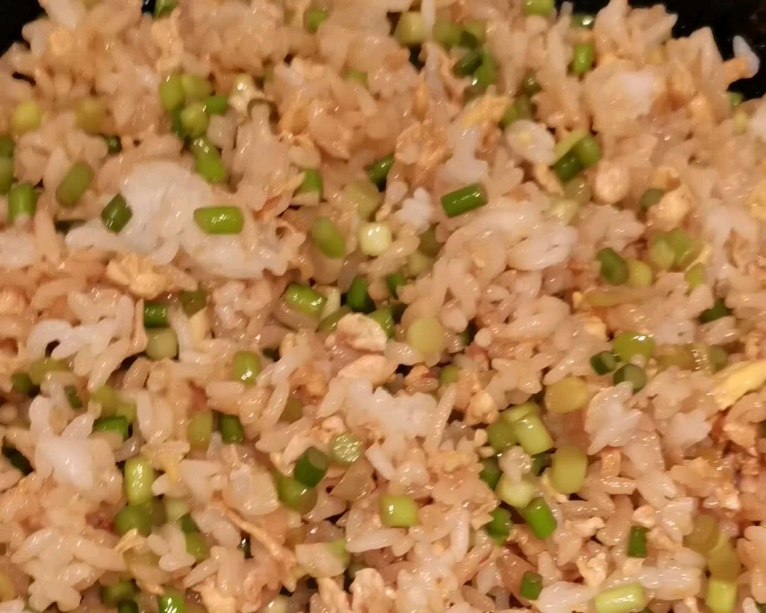 超级美味的蒜苔鸡蛋炒饭
