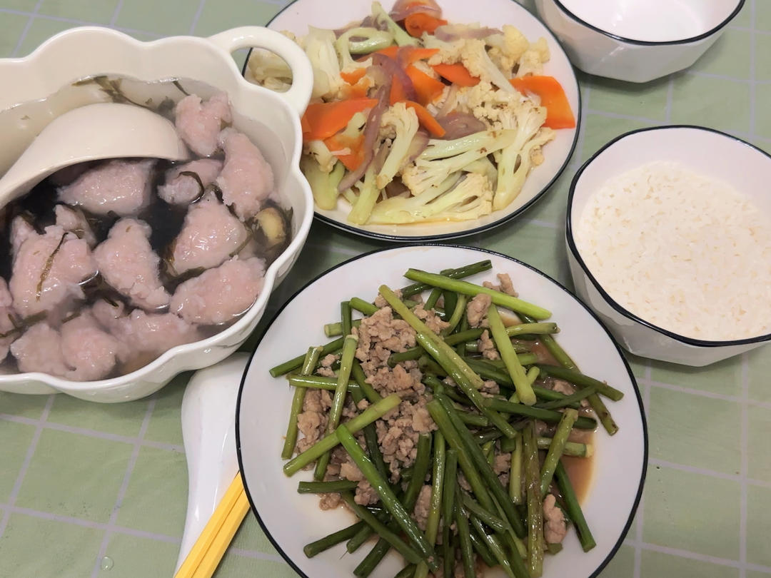 蒜苔炒肉末，三碗米饭都不够吃