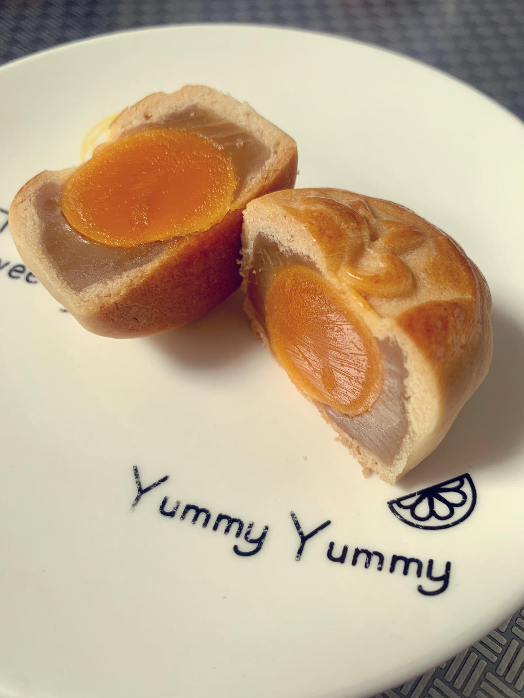 广式月饼—蛋黄莲蓉月饼