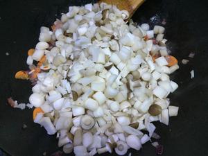 培根菌菇酱香饭的做法 步骤6
