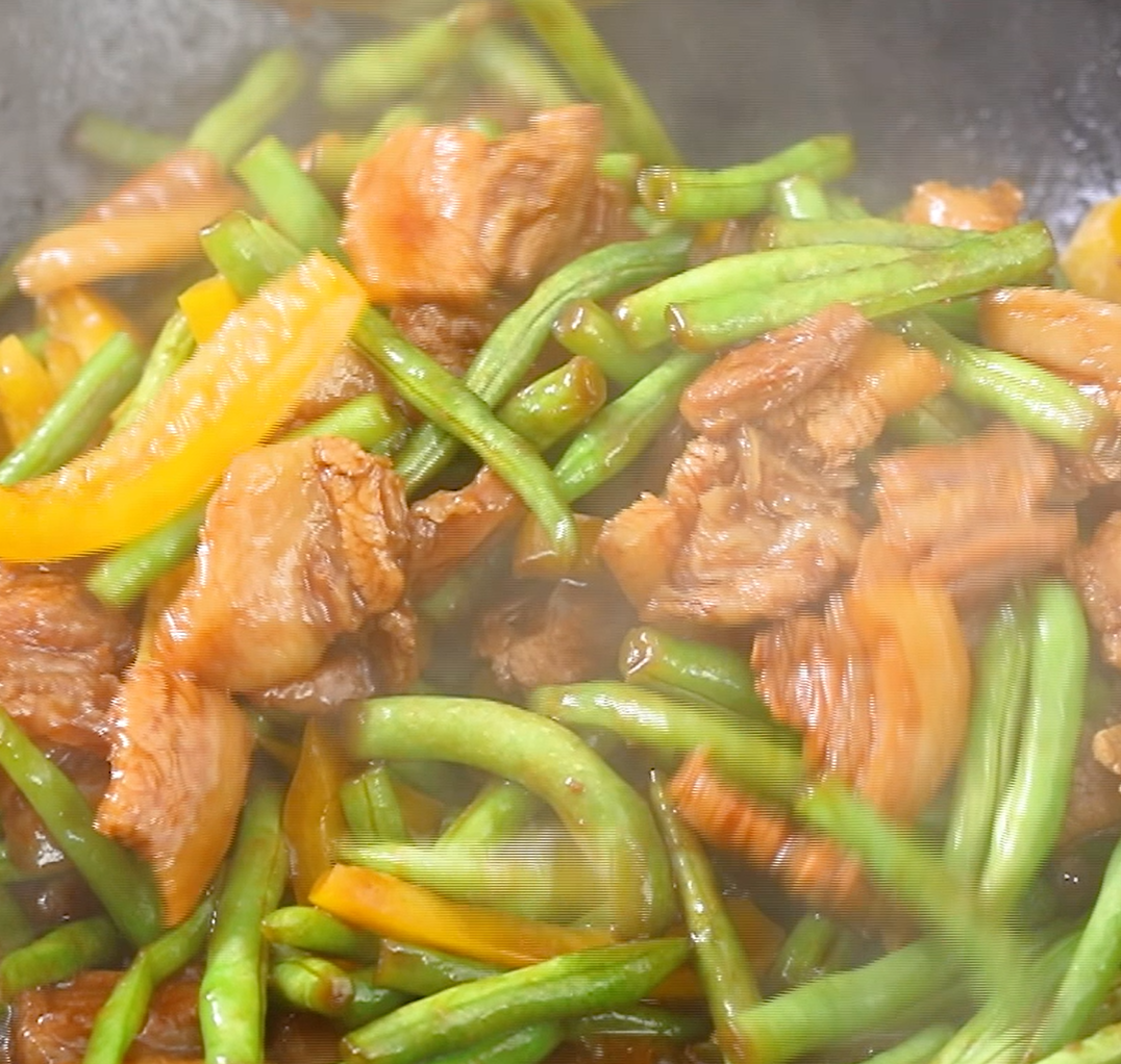 家常菜五花肉炒豆角（铁锅炒，味更香！）的做法