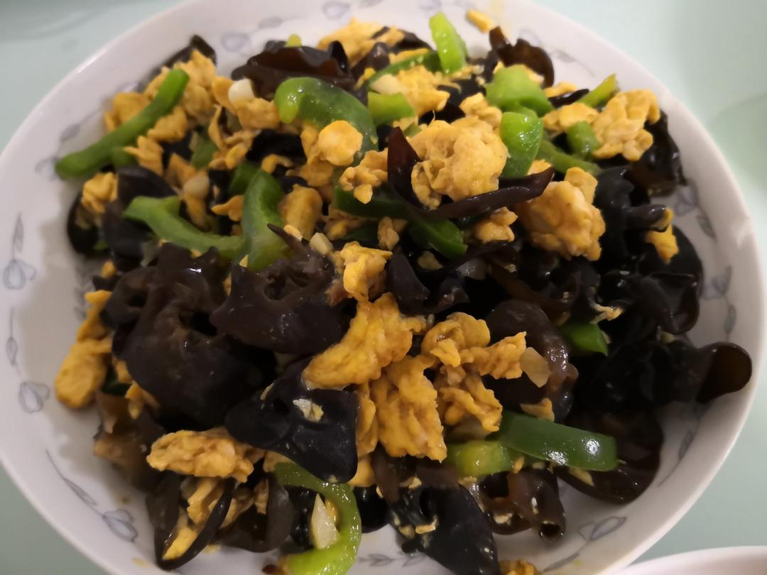 家常快手青椒木耳炒鸡蛋
