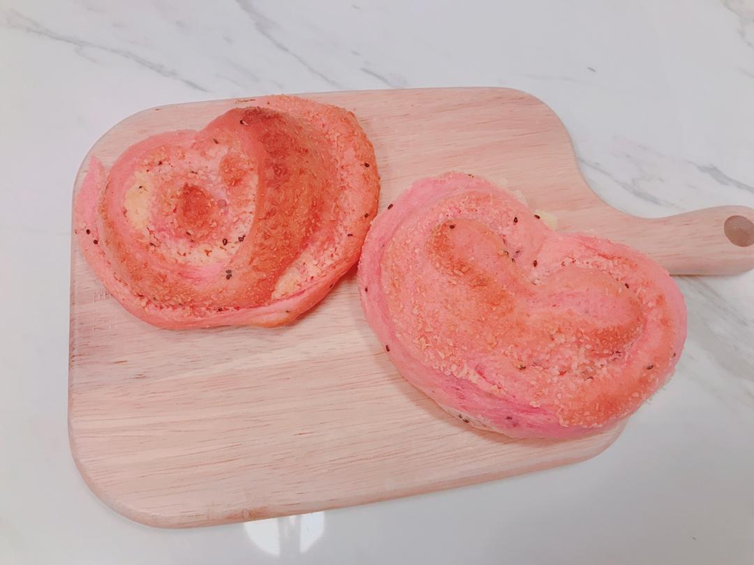 心形火龙果椰蓉面包