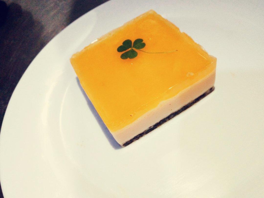 酸甜可口的三层菠萝镜面慕斯