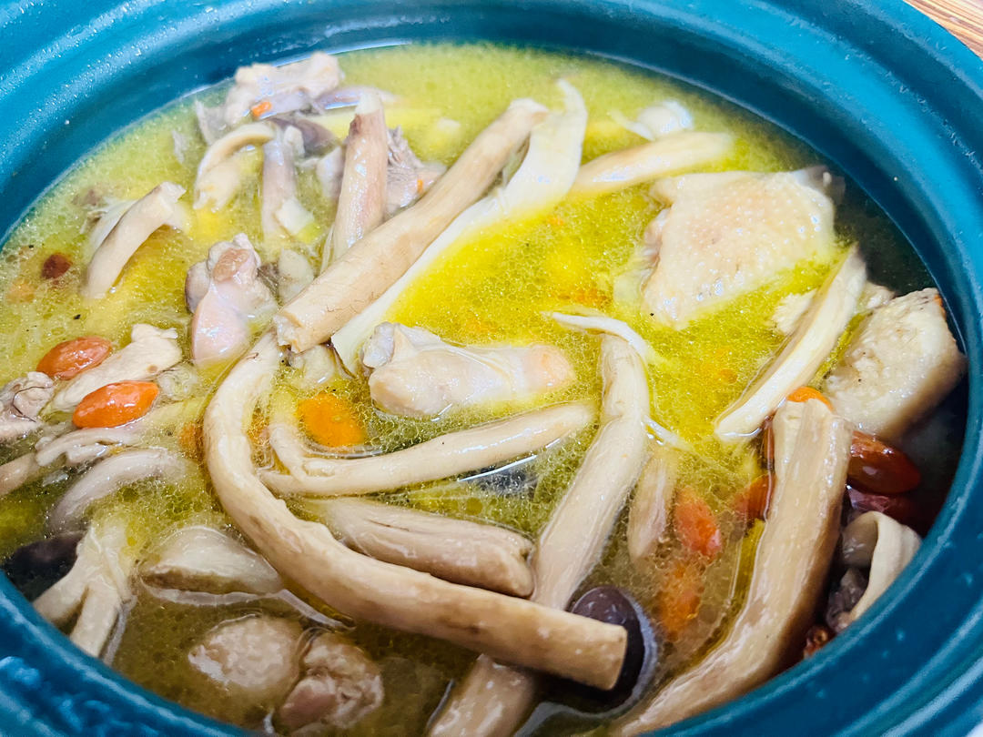茶树菇土鸡汤