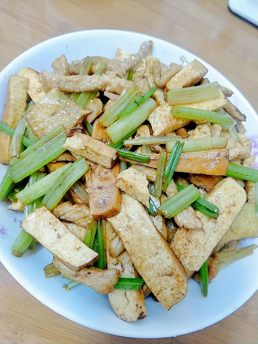 芹菜香干炒肉