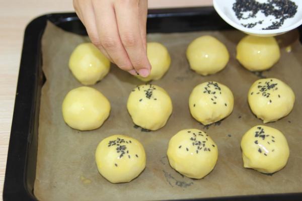 金黄的中式小点精灵 — 蛋黄酥的做法 步骤20