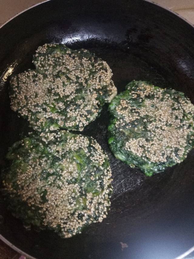 芝麻豆苗糯米饼