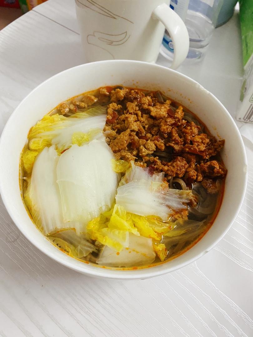香菇肉臊面，肉燥香而不腻，面条筋道爽口~ ​​​​
