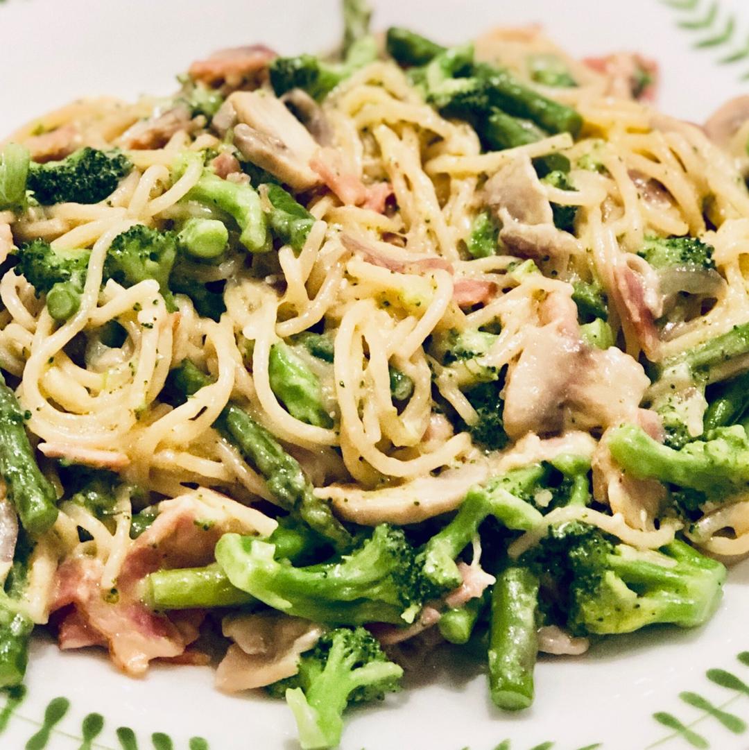没有奶油的 经典芦笋培根蛋酱意面