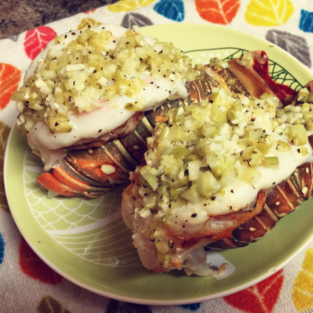 柠檬大蒜烤龙虾尾