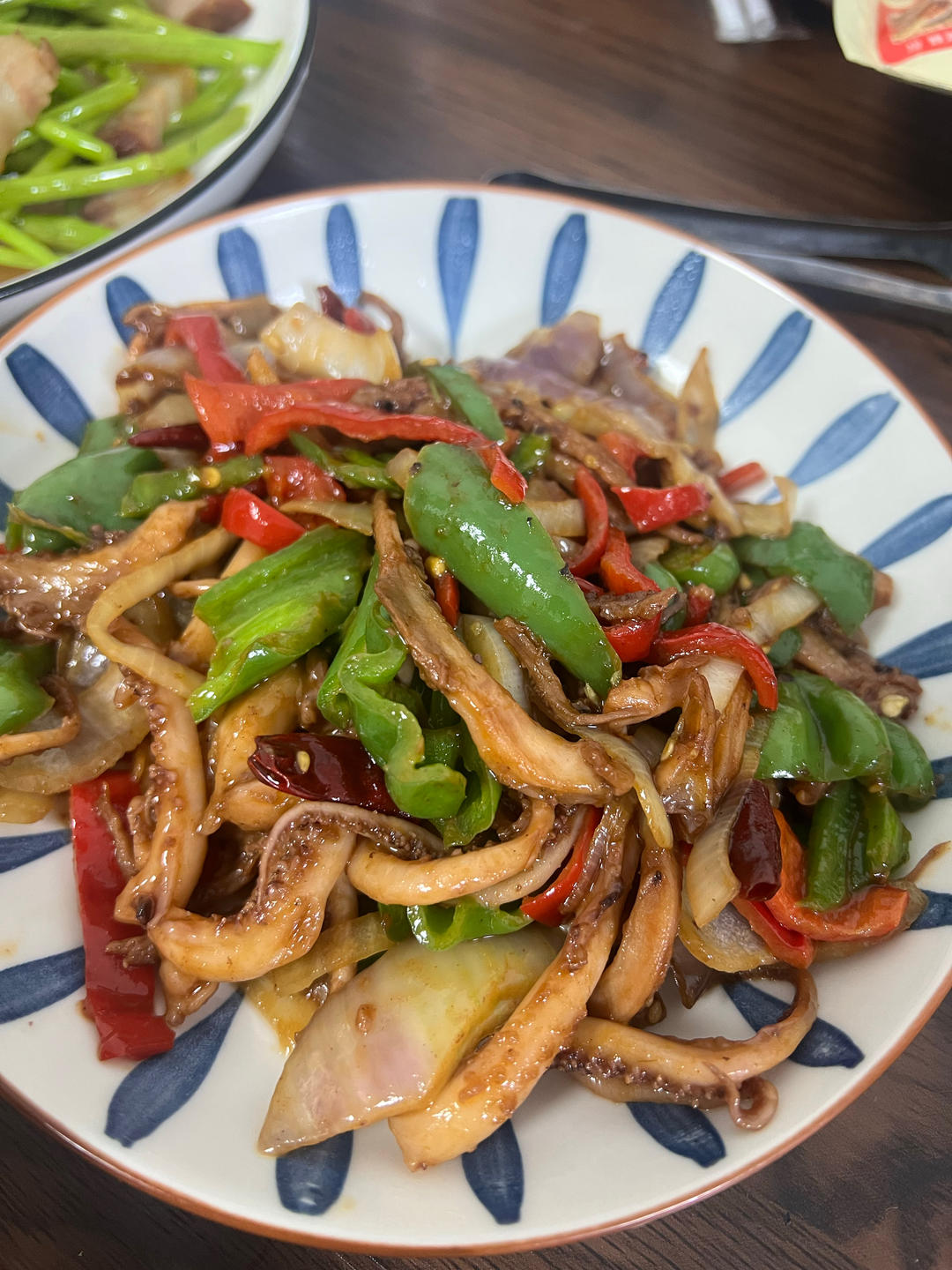 爆炒鱿鱼须，加上这一步，可以与铁板鱿鱼媲美