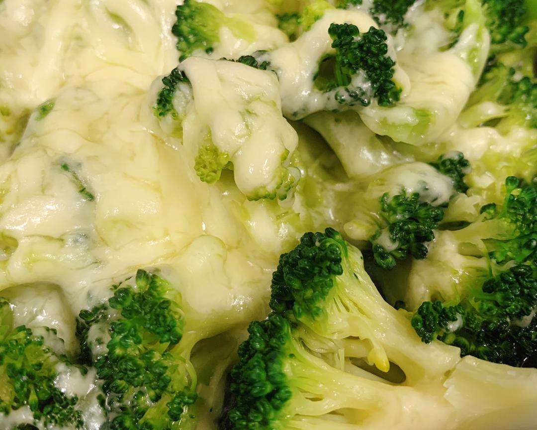 【蔬菜小食】藏在马苏里拉芝士里的西兰花/犹抱琵琶半遮面/午后晚间加餐/春天的颜色/纤维丰富/口感弹牙/小孩爱吃/轻盈不腻的做法