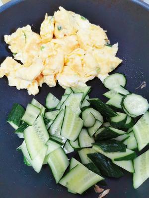 简单易做的黄瓜炒鸡蛋的做法 步骤6