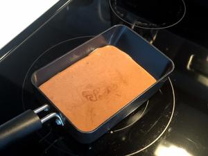 超快手平底锅蛋糕卷（一只蛋就可以做蛋糕）的做法 步骤5