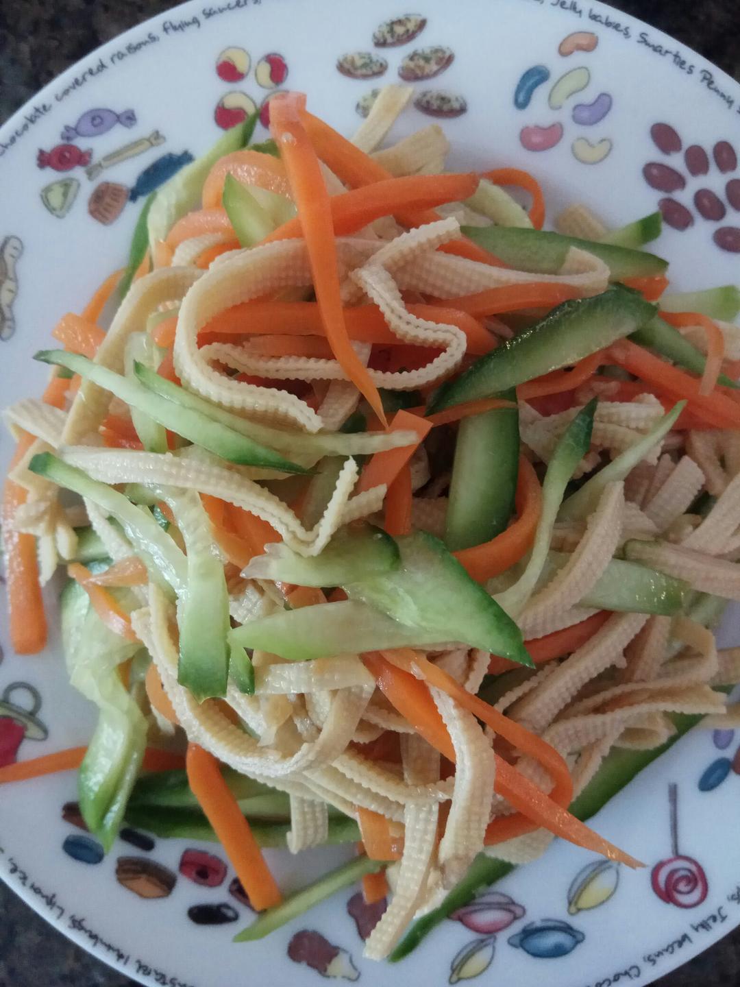 超快手的凉拌千张黄瓜胡萝卜丝