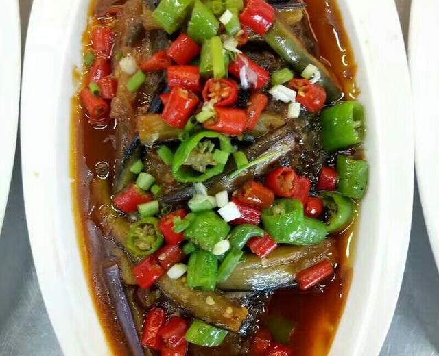 茄子烧鲫鱼的做法