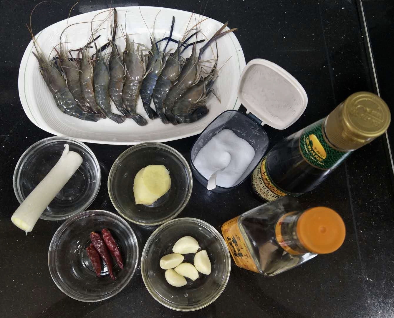 夜晚和烧烤最配，营养美味的蒜蓉烤虾的做法 步骤1