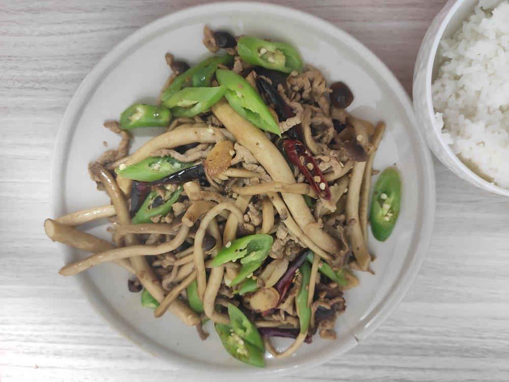 新鲜茶树菇炒肉