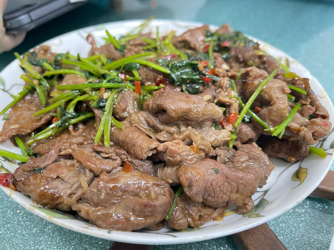 香菜炒牛肉，香辣下饭，爱吃香菜的朋友看过来，拌饭绝了