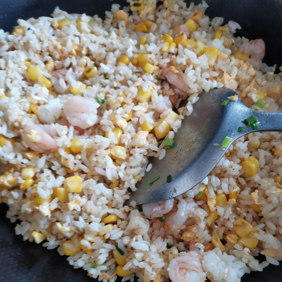 鸡蛋虾仁炒米饭