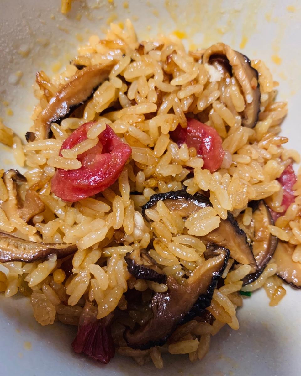 yummy酱一上海做的超简单电饭煲广式腊味饭