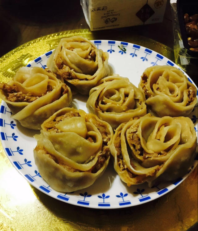 玫瑰花抱蛋煎饺