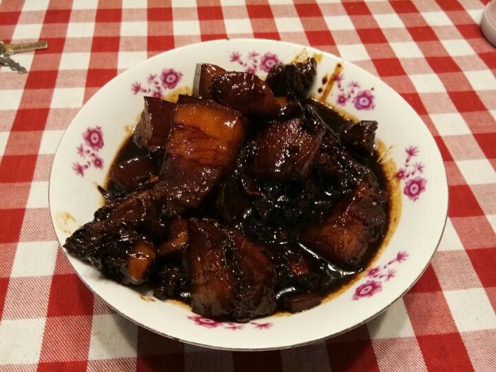 吃着碗里望着锅里的红烧肉