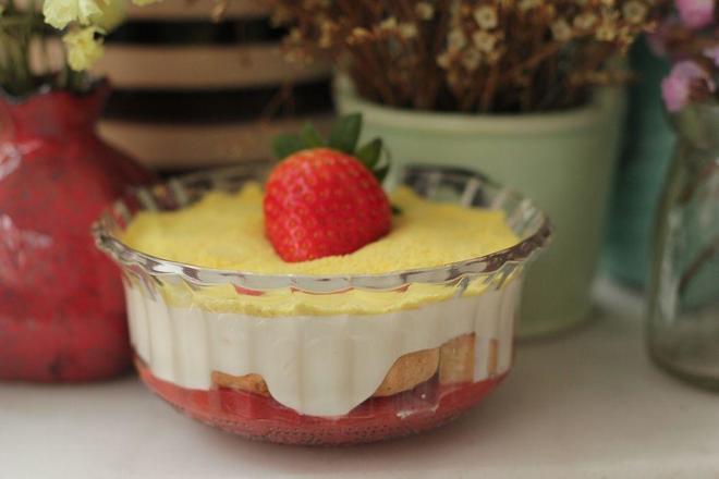 姜味草莓大黄Trifle的做法